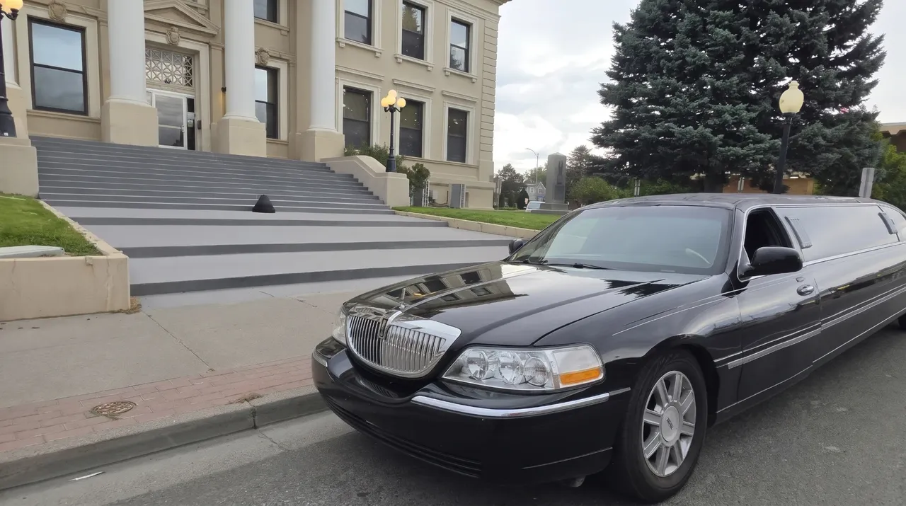 Black-painted Lincoln Town Car Limousine [2]