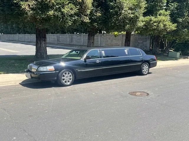 Lincoln Town Car Limousine Black-painted Lincoln Town Car Limousine ready for booking