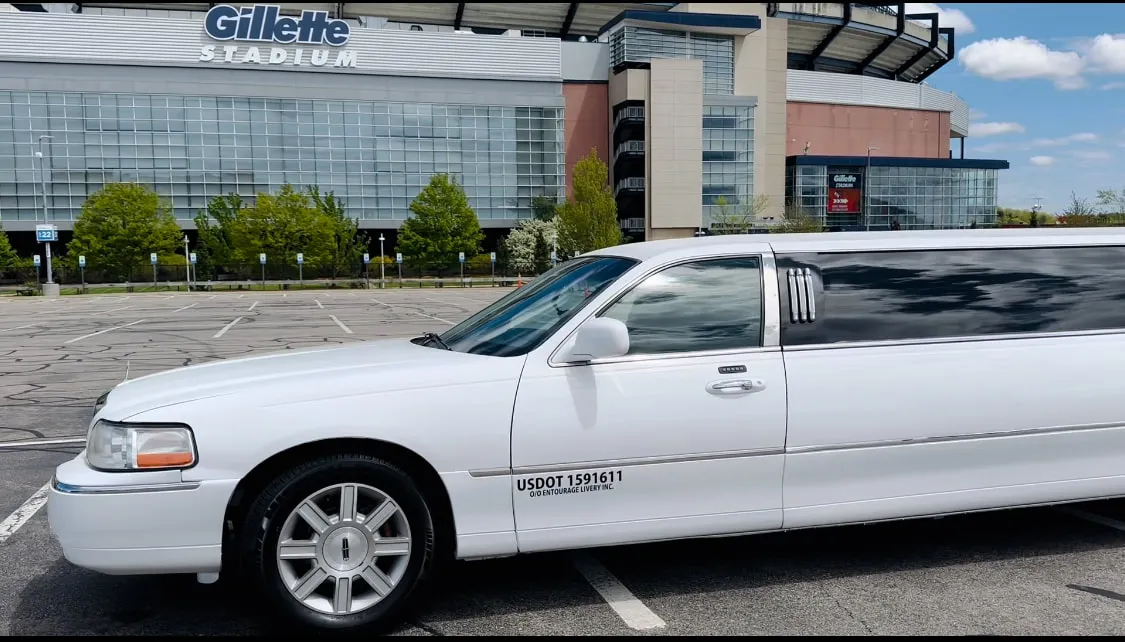 White Lincoln Town CAR Limousine #4, photo 4 for limo rental