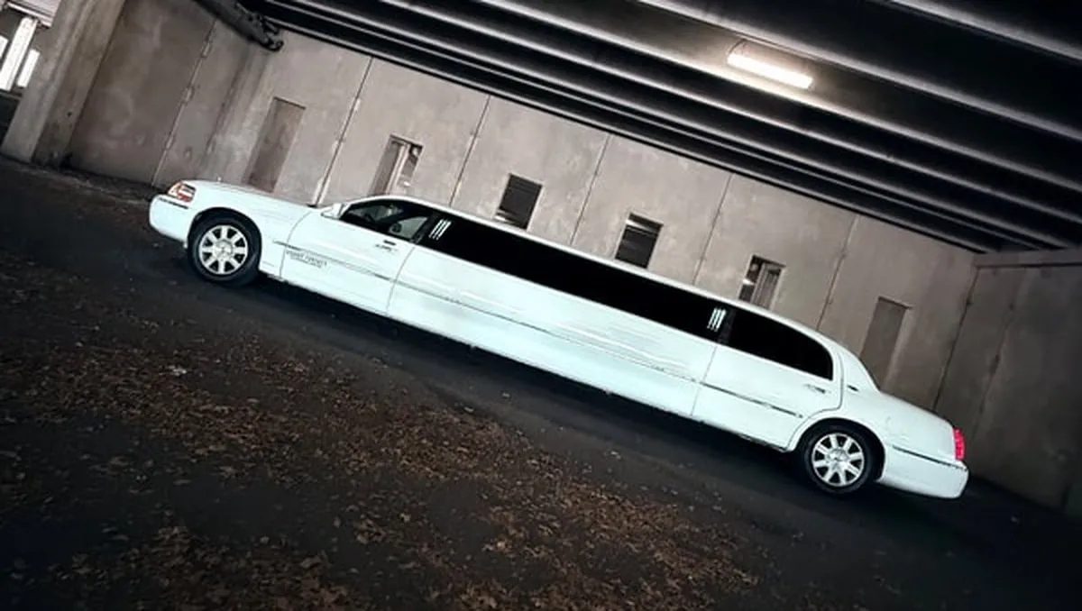 White Lincoln Town CAR Limousine #4 for limo rental