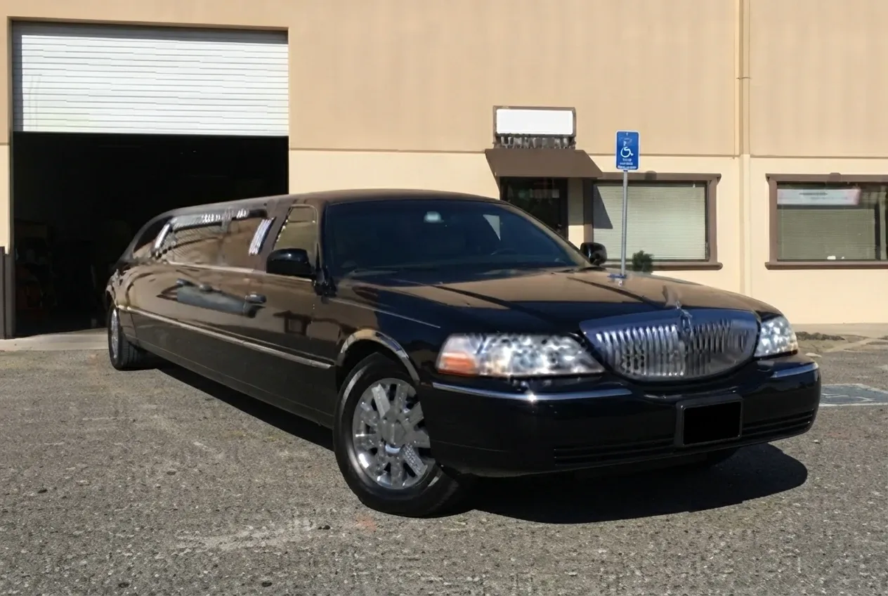 Black-painted Lincoln Town Car Limousine [2]