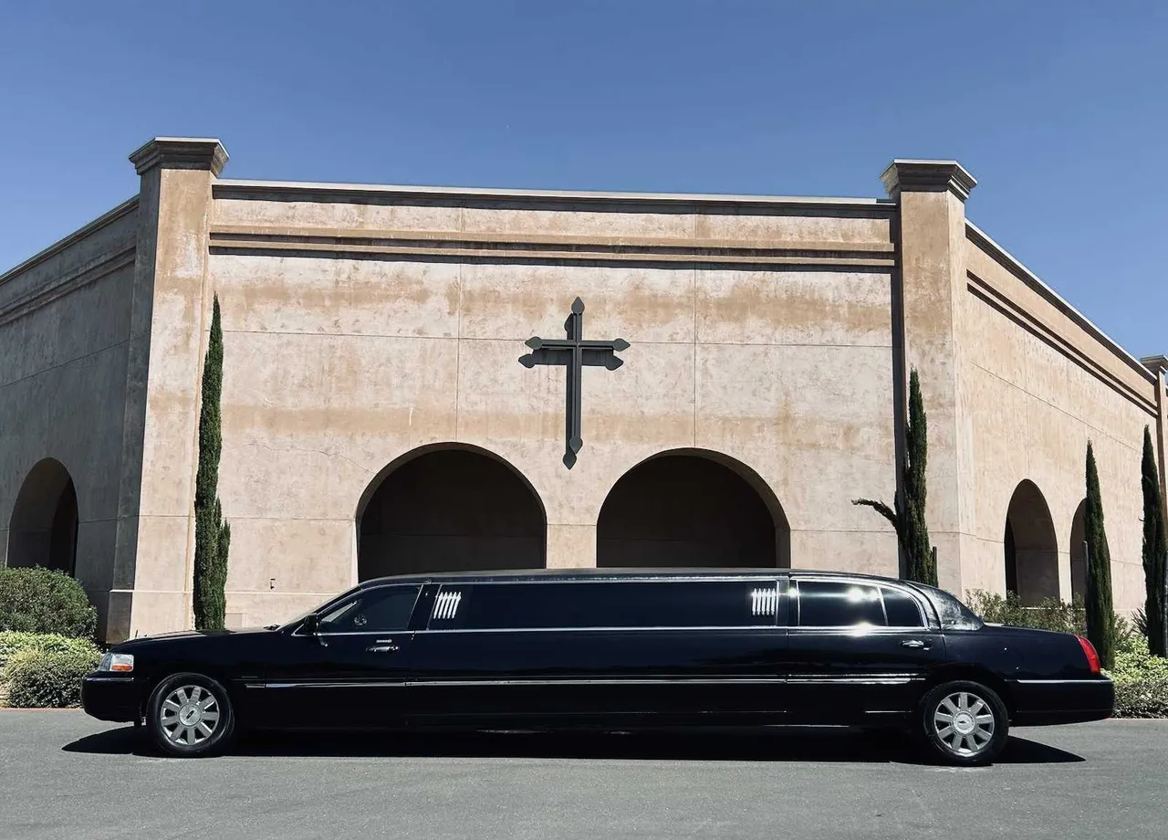 Black Lincoln Towncar Limo for limo rental in California Black Lincoln Towncar Limo for limo rental in California