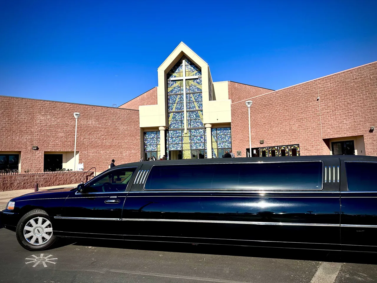 Black Lincoln Towncar Limo exterior, photo 2 for limo rental in California Black Lincoln Towncar Limo exterior, photo 2 for limo rental in California