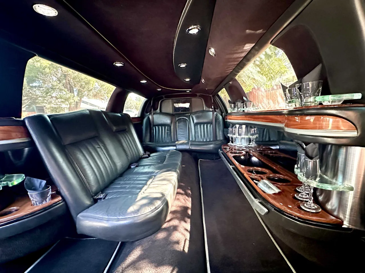 Lincoln Towncar Limo interior, photo 4 for limo rental in California Lincoln Towncar Limo interior, photo 4 for limo rental in California