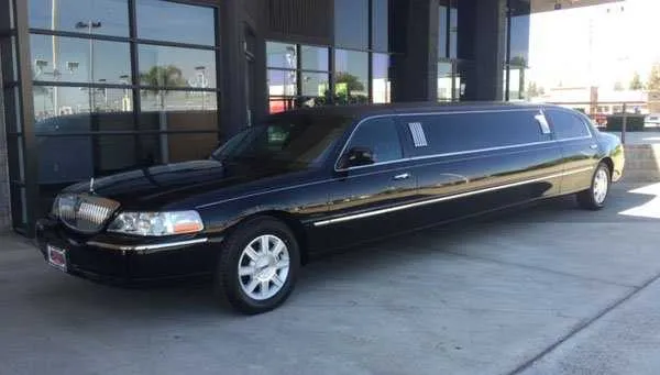 Lincoln Town Car Limousine Black-painted Lincoln Town Car Limousine, tinted windows