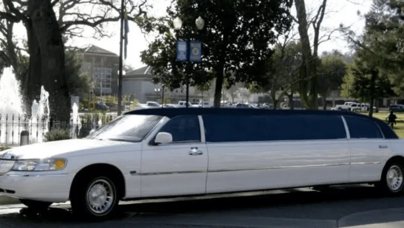 White Lincoln Towncar Limo Tuxedo for limo rental in Jackson County, CO
