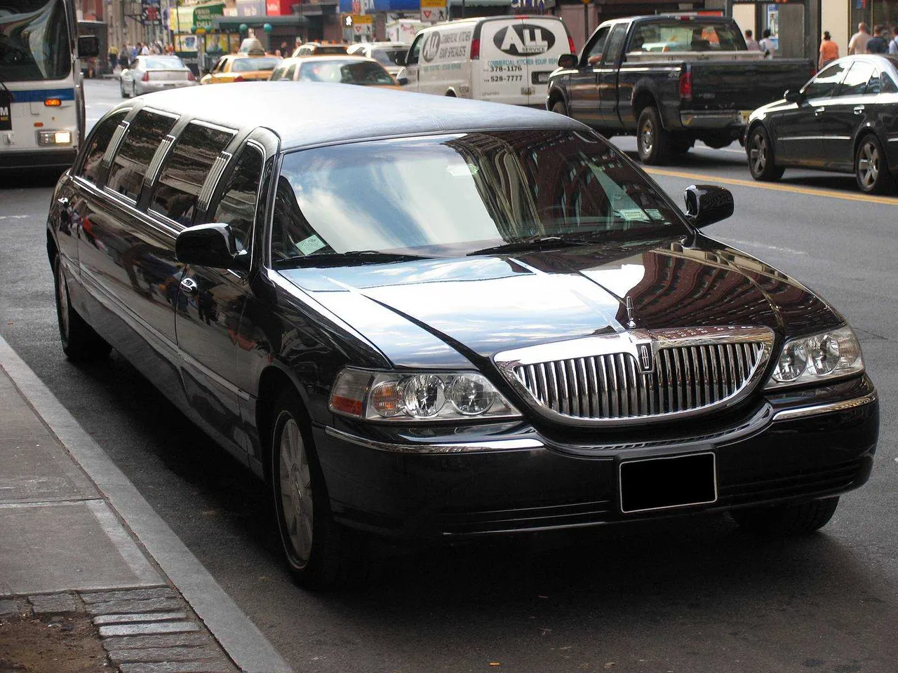 Lincoln Towncar Stretch Limousine (Black) with tinted windows for limo rental in Saint Clair County, IL