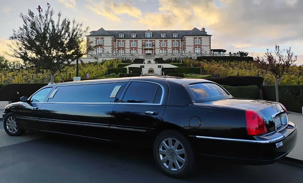 Lincoln Towncar Stretch Limousine Black Lincoln Towncar Stretch Limousine with tinted windows for limo rental
