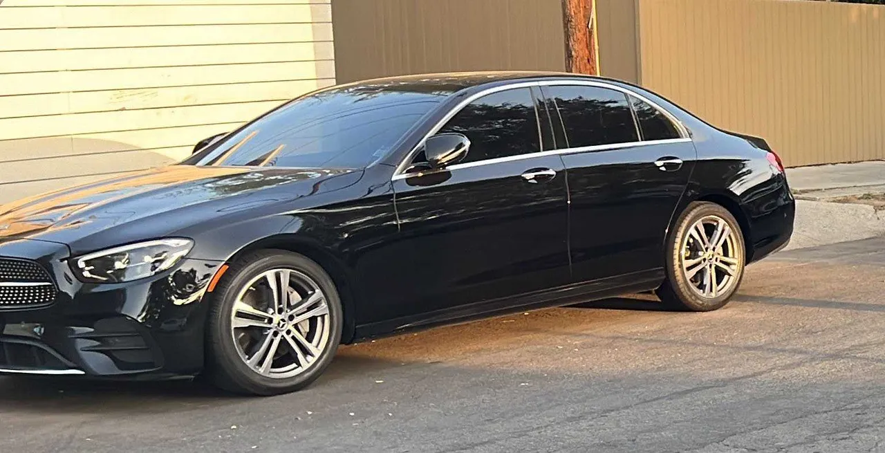 Mercedes-Benz E350 Black Mercedes-Benz E350 for wedding car rental