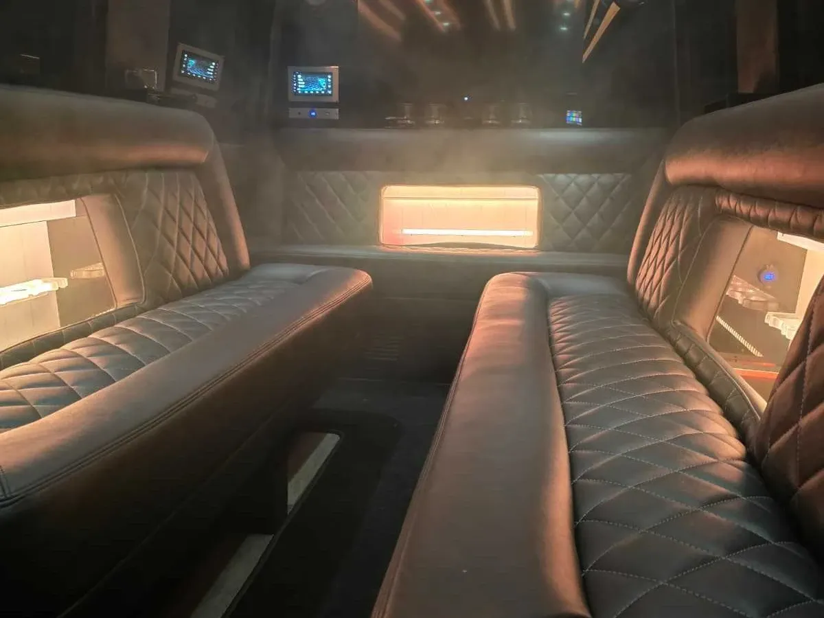 Black-painted Mercedes-Benz Limousine Sprinter [3]