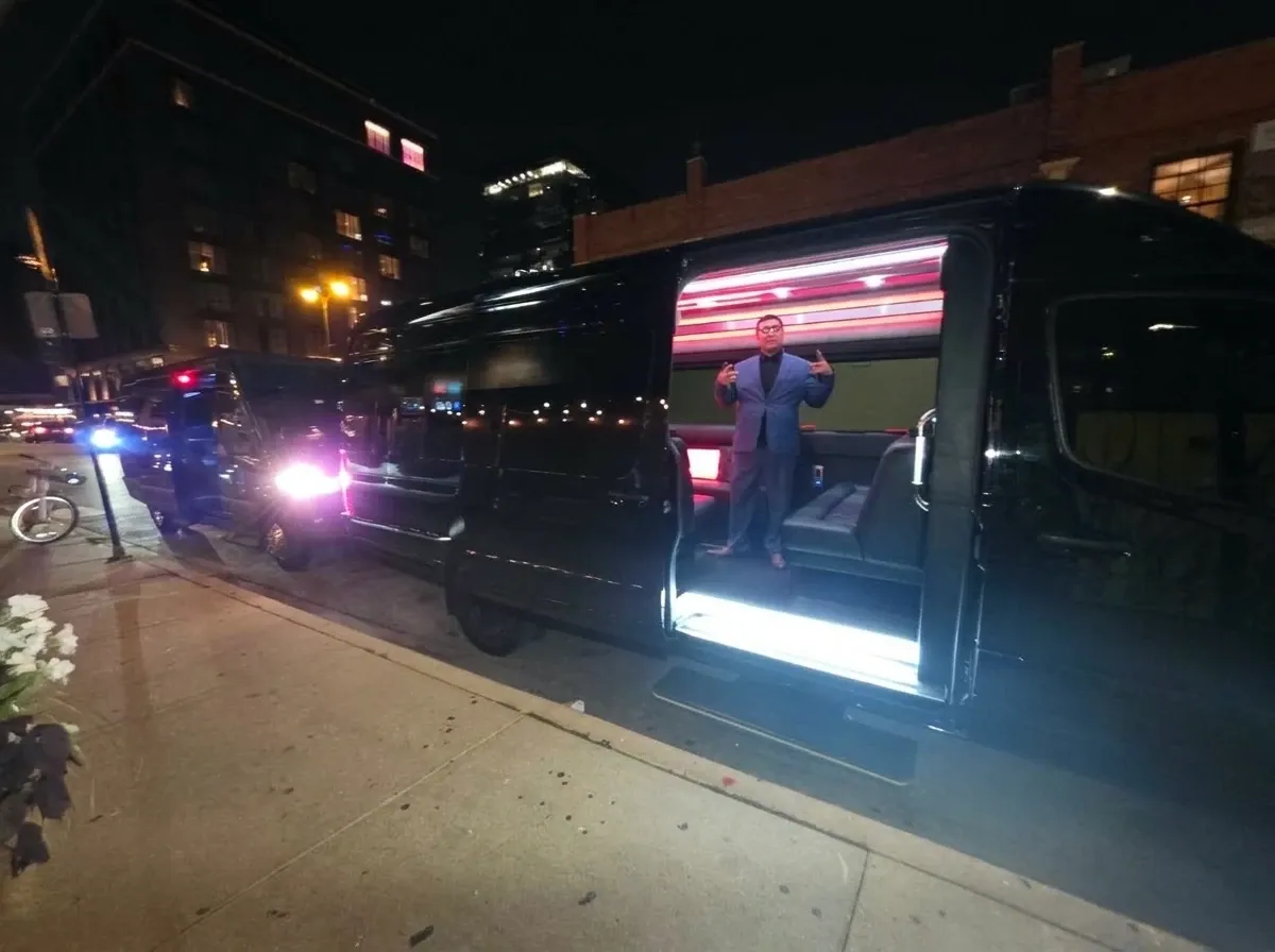 Black-painted Mercedes-Benz Limousine Sprinter [2]