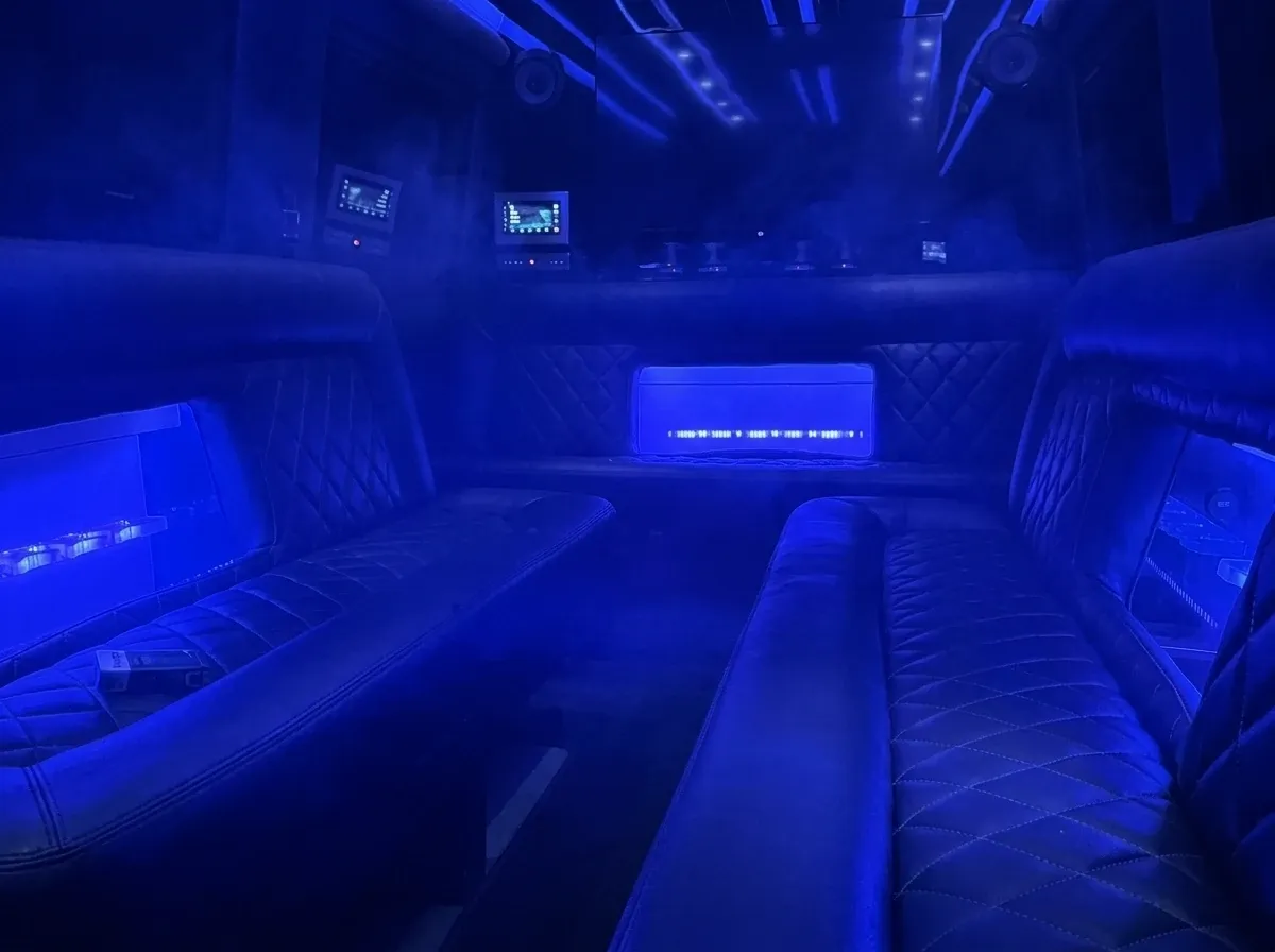 Black-painted Mercedes-Benz Limousine Sprinter [2]