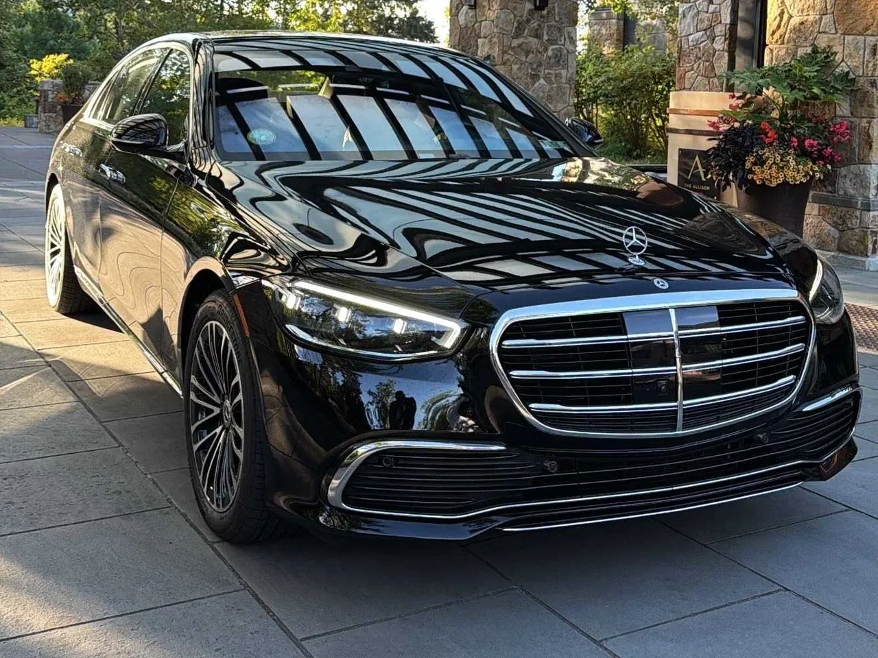 Black-painted Mercedes-Benz S-Class [2]