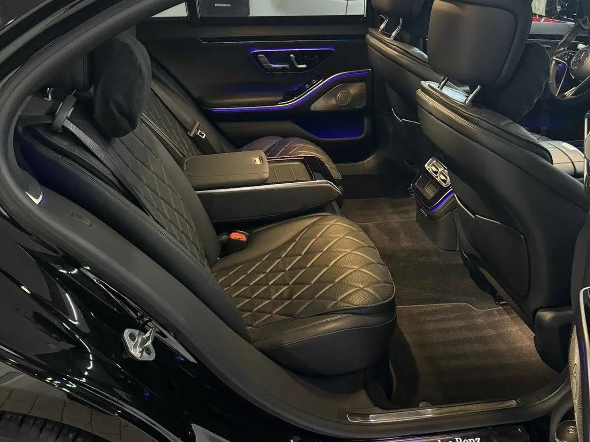 Black-painted Mercedes-Benz S-Class [4]