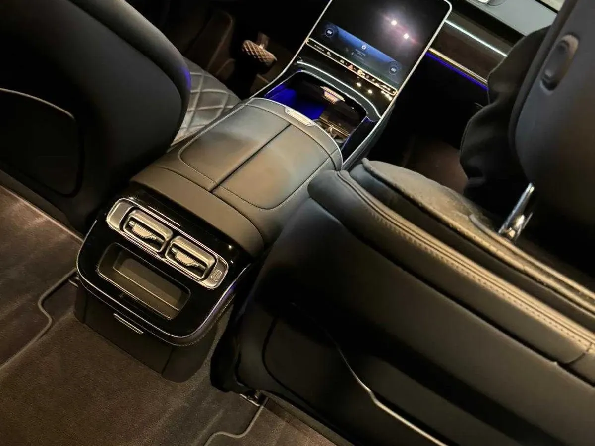 Black-painted Mercedes-Benz S-Class [3]