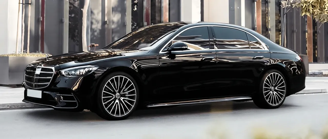 Mercedes-Benz S500 Black-painted Mercedes-Benz S500 ready for booking