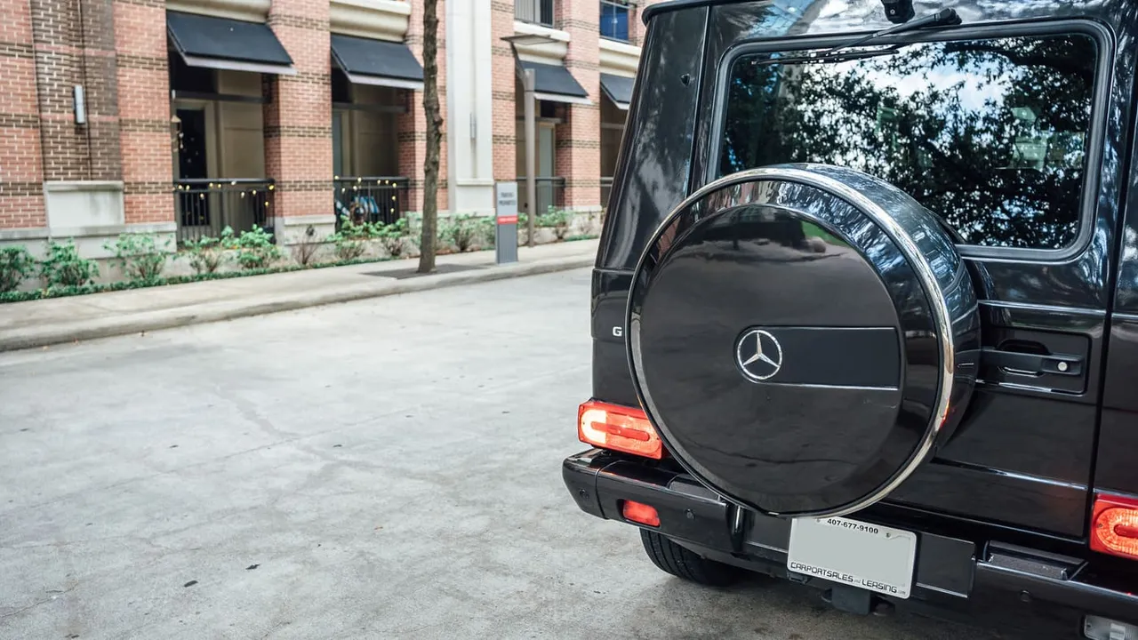 Black-painted Mercedes G 550 [3]
