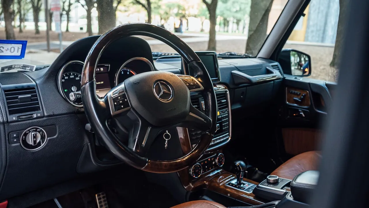 Black-painted Mercedes G 550 [5]