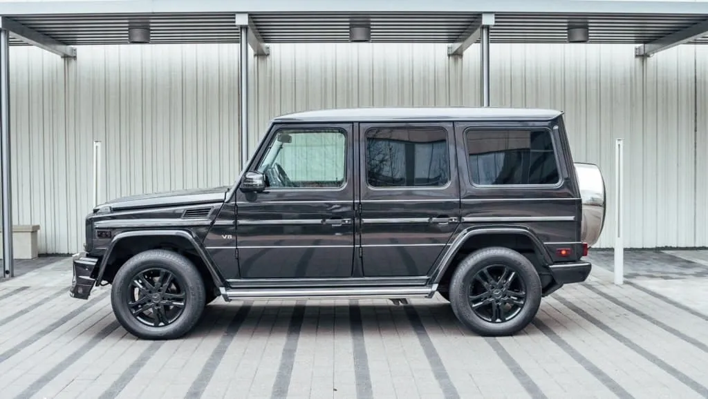 Black-painted Mercedes G 550 [7]