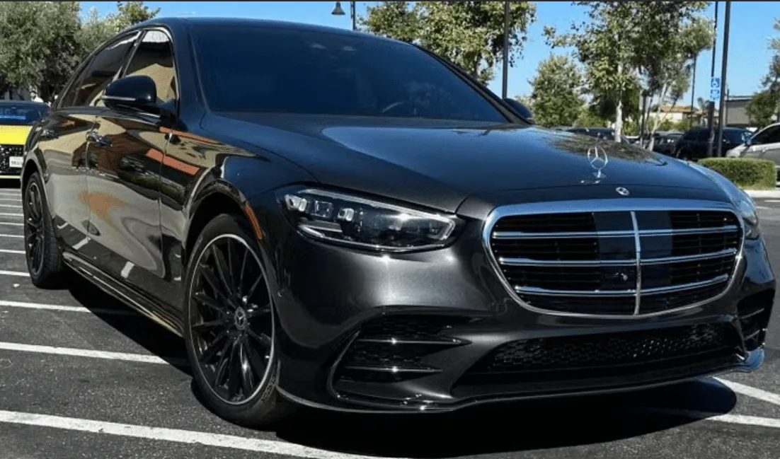 Black Mercedes-Benz S-Class exterior, photo 4 for wedding car rental