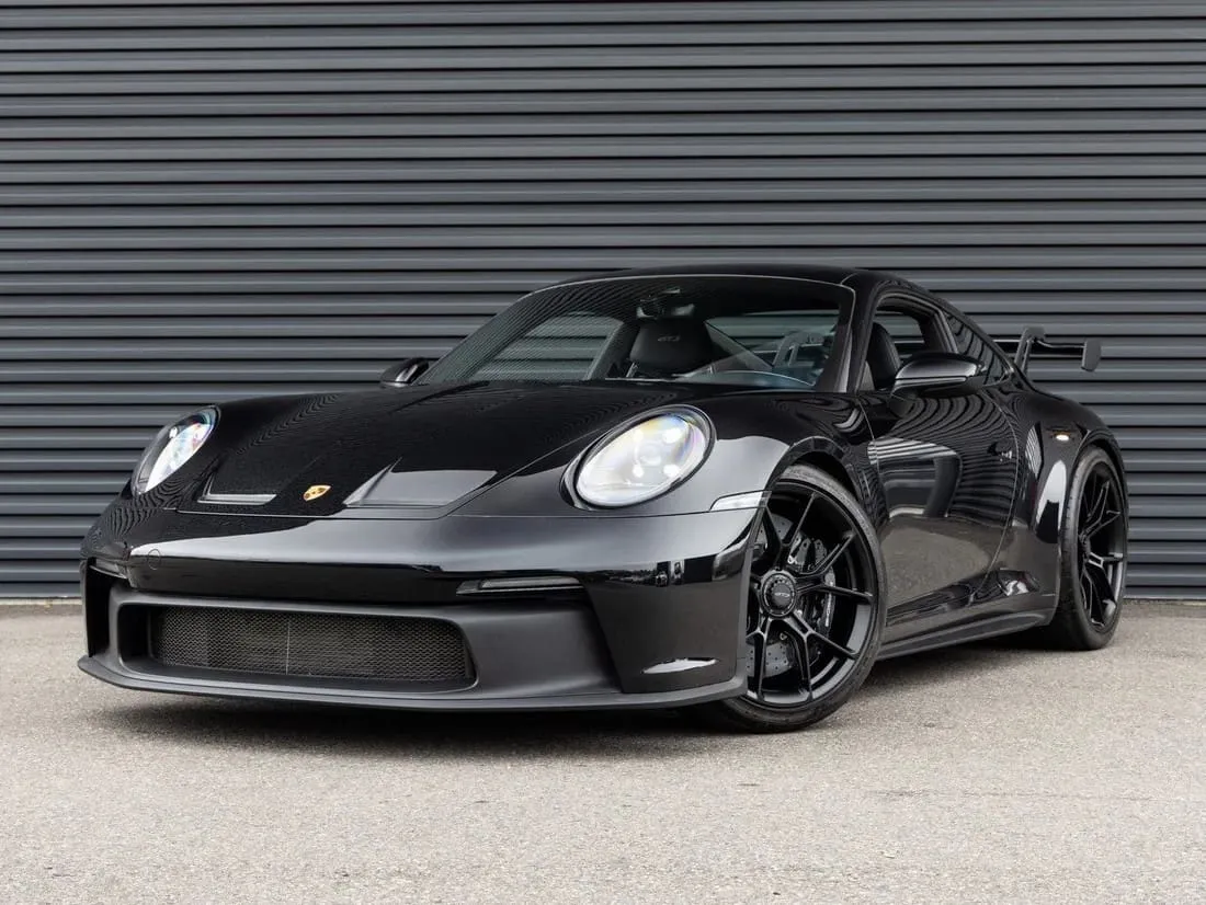 Black-painted Porsche 911 GT3 [2]