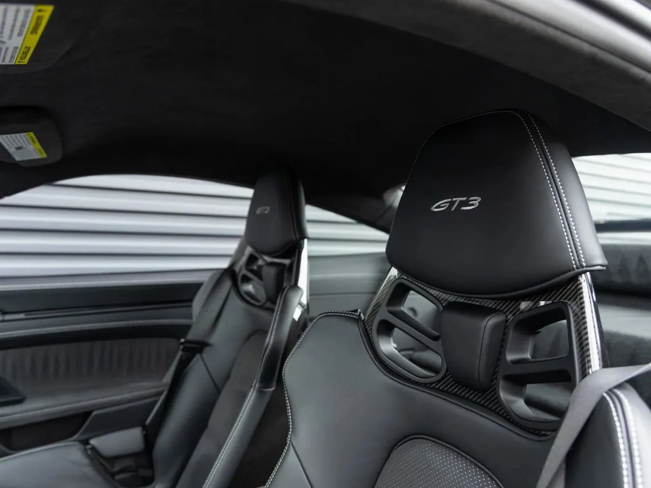 Black-painted Porsche 911 GT3 [3]