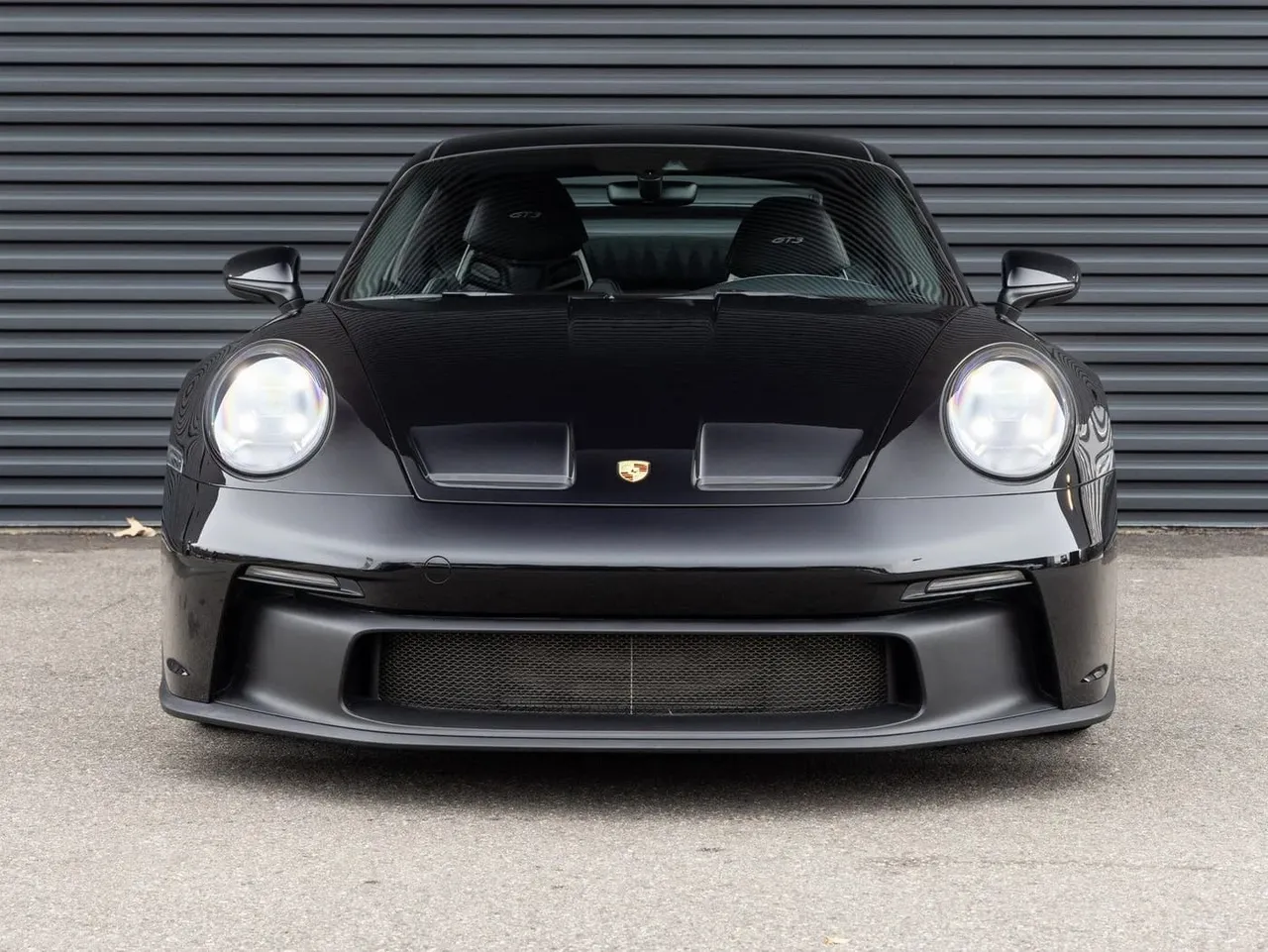 Black-painted Porsche 911 GT3 [4]