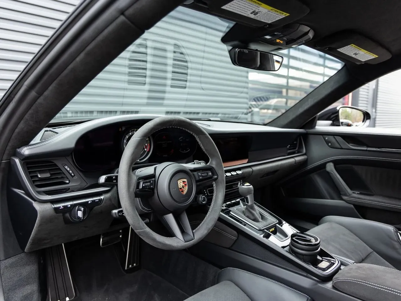 Black-painted Porsche 911 GT3 [5]