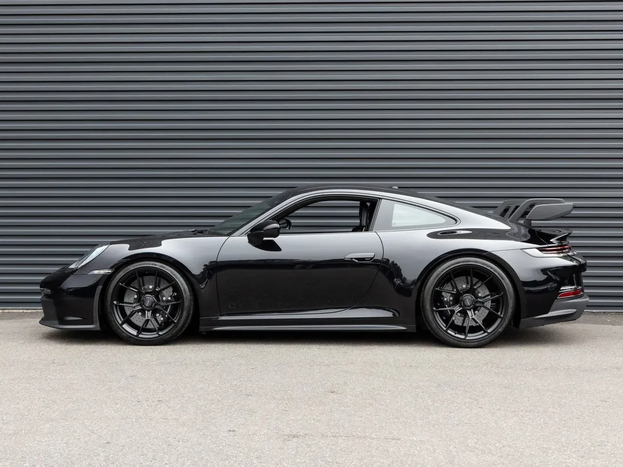 Black-painted Porsche 911 GT3 [7]