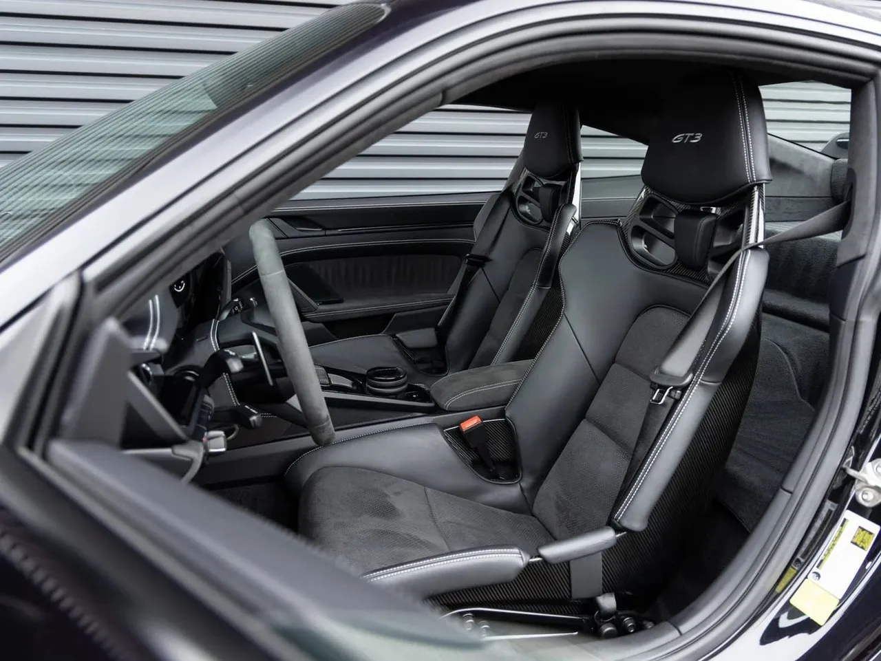 Black-painted Porsche 911 GT3 [8]