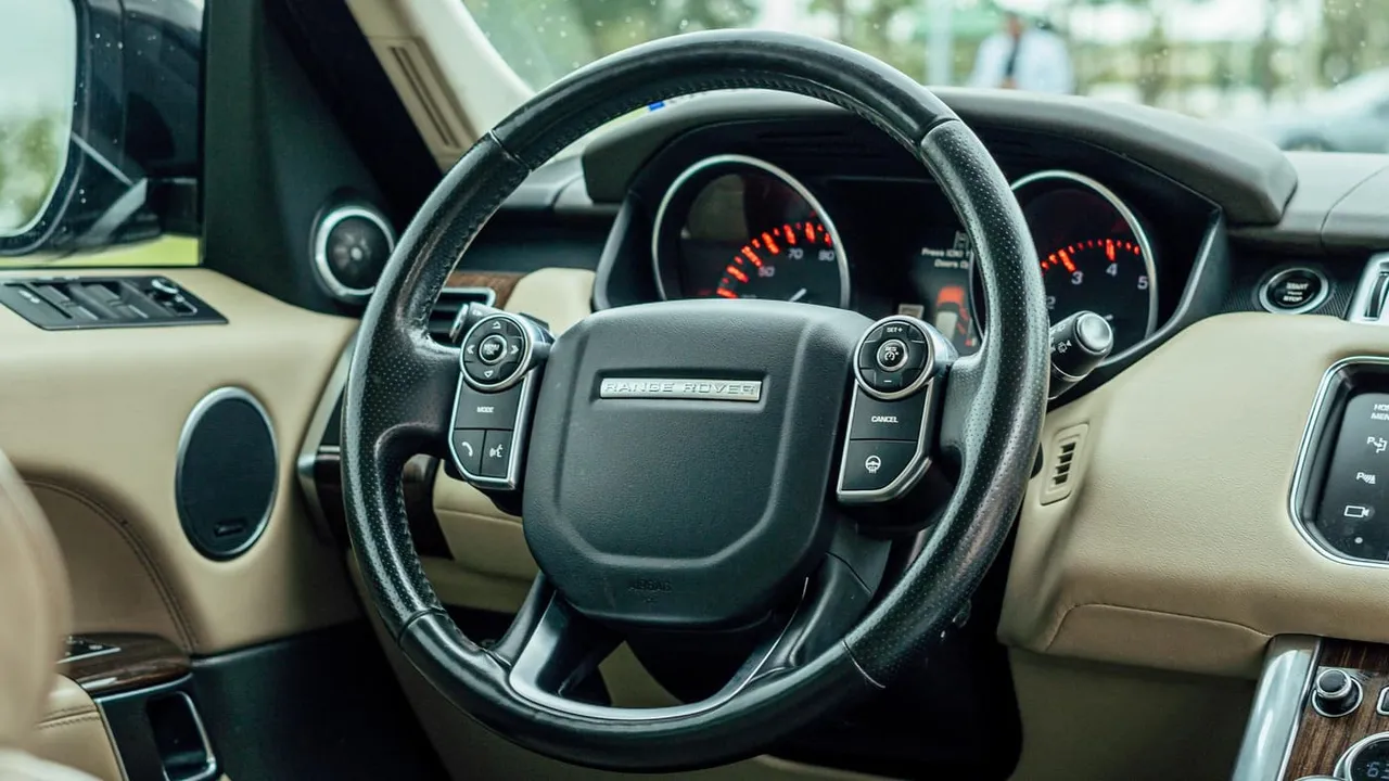 Black-painted Range Rover Sport [2]