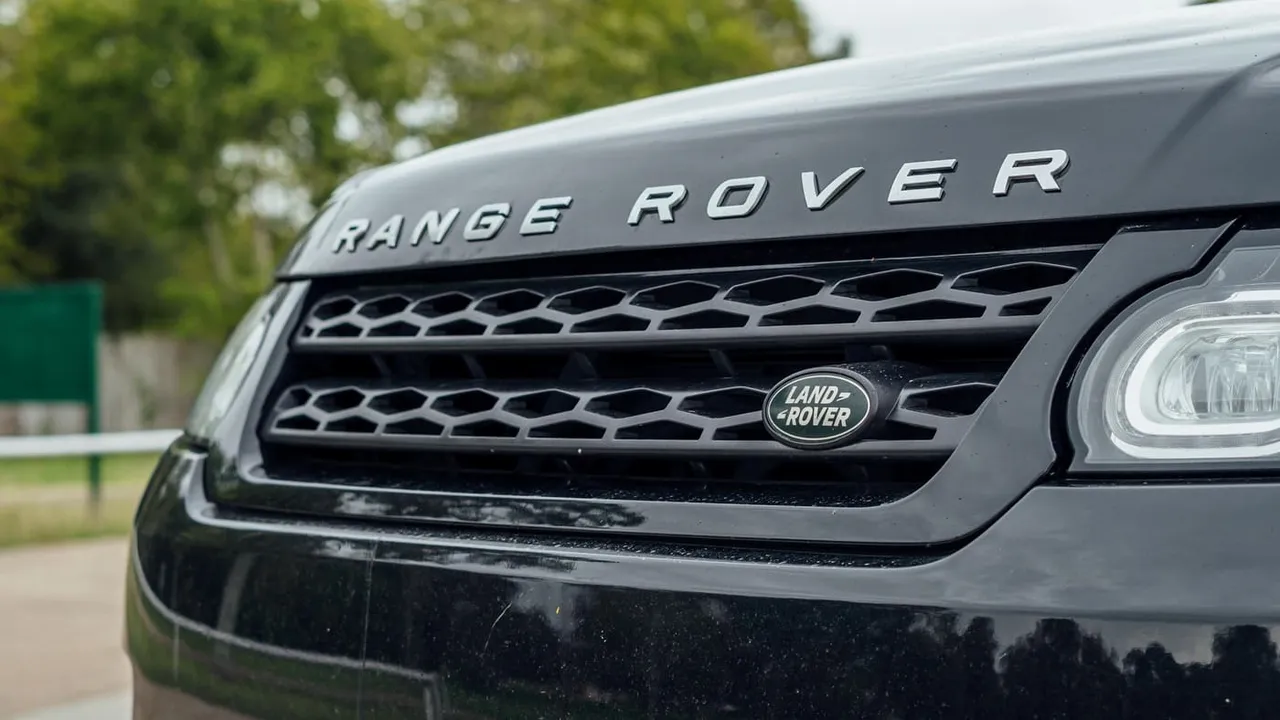 Black-painted Range Rover Sport [4]