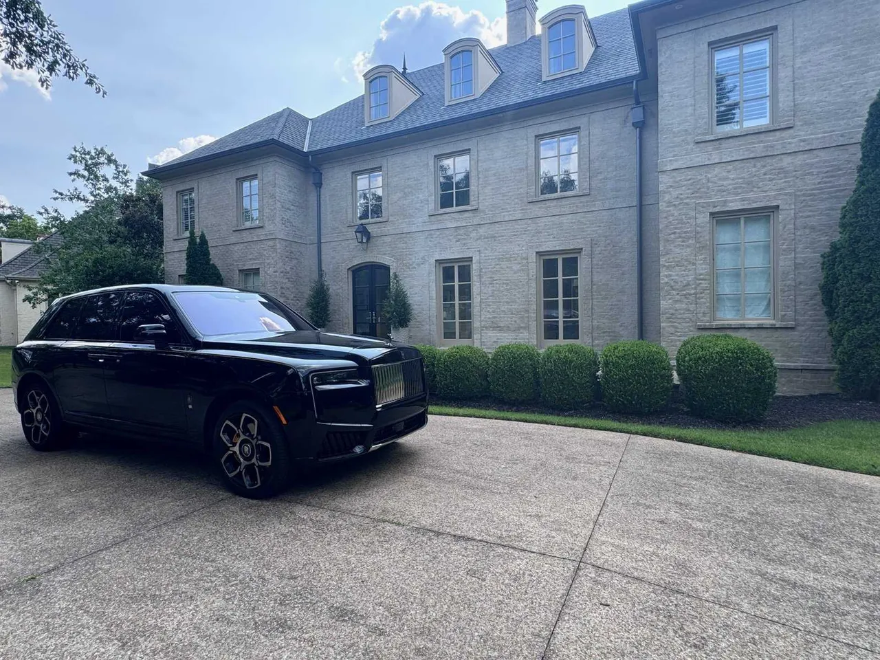 Black Rolls-Royce Cullinan for wedding car rental in Memphis, TN