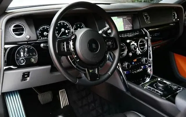 White-painted Rolls-Royce Cullinan [4]