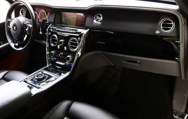 White-painted Rolls-Royce Cullinan [5]