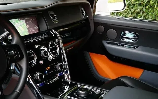 White-painted Rolls-Royce Cullinan [9]