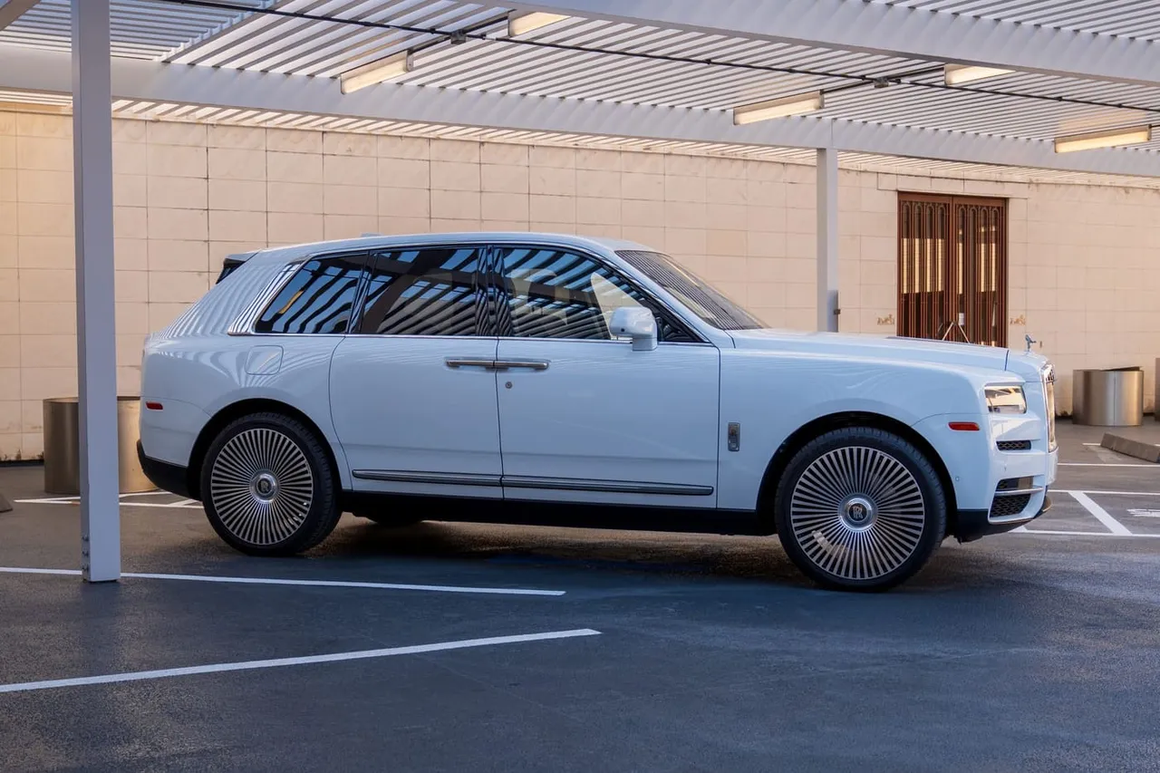 White-painted Rolls-Royce Cullinan [10]