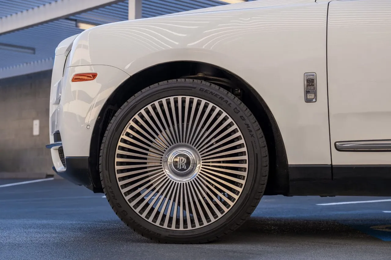 White-painted Rolls-Royce Cullinan [11]