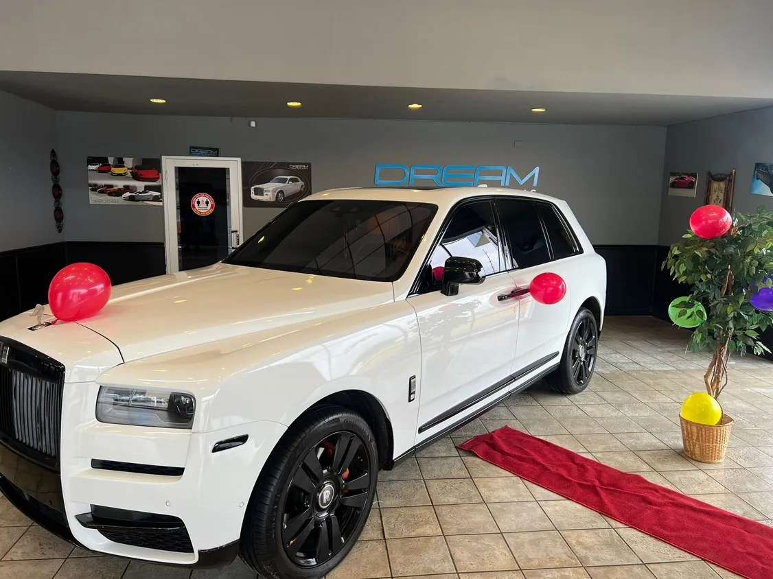 Rolls-Royce Cullinan with Starlight Headliner exterior with tinted windows for wedding car rental in Southfield, MI