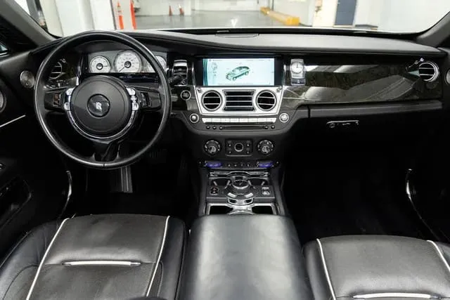 Silver-painted Rolls-Royce Dawn [2]
