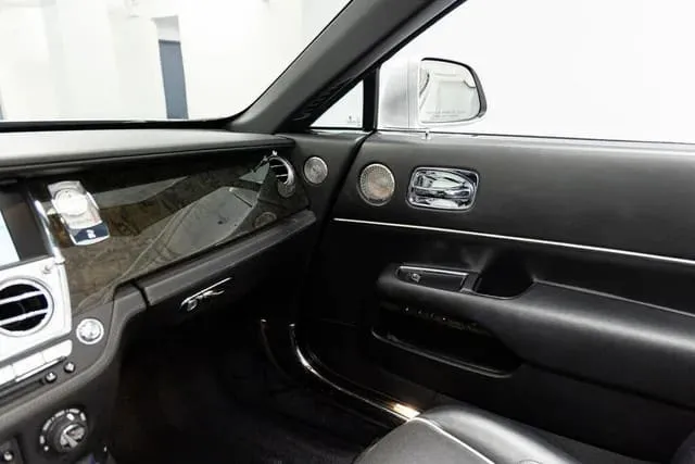 Silver-painted Rolls-Royce Dawn [3]