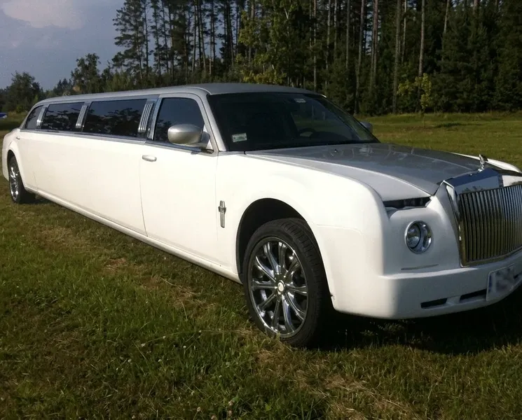 Rolls-Royce Limousine White-painted Rolls-Royce Limousine ready for booking