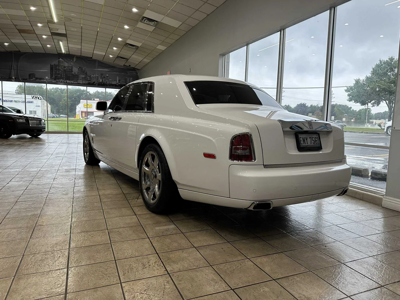 White Rolls Royce Phantom exterior, photo 4 for wedding car rental