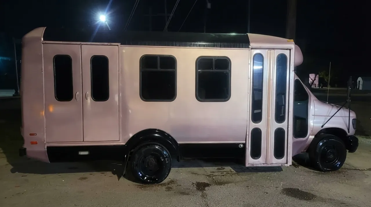 Pink-painted Rose Party Bus [3]