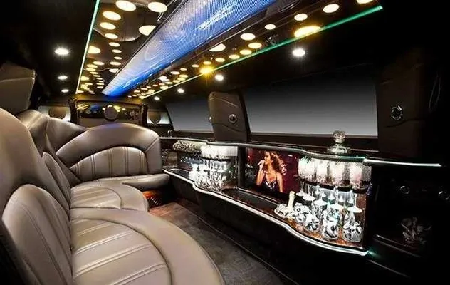 White Lincoln MKT Limousine [2]