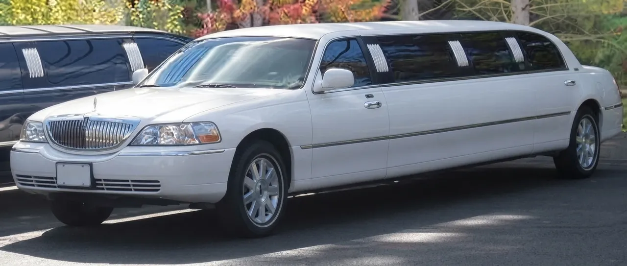 White Lincoln Town Car Limousine White Lincoln Town Car Limousine ready for booking